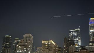 Imagen de la Crew Dragon entrando a la atmósfera.