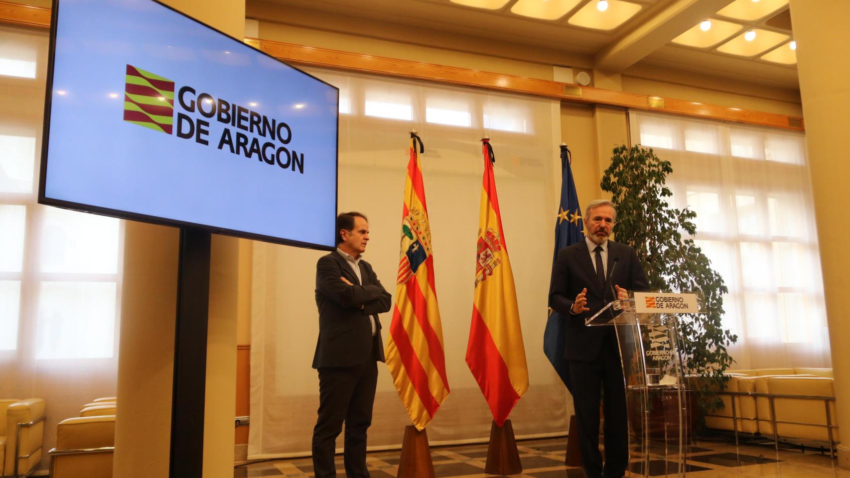 Jorge Azcón, en rueda de prensa, junto al consejero de Hacienda, Roberto Bermúdez de Castro