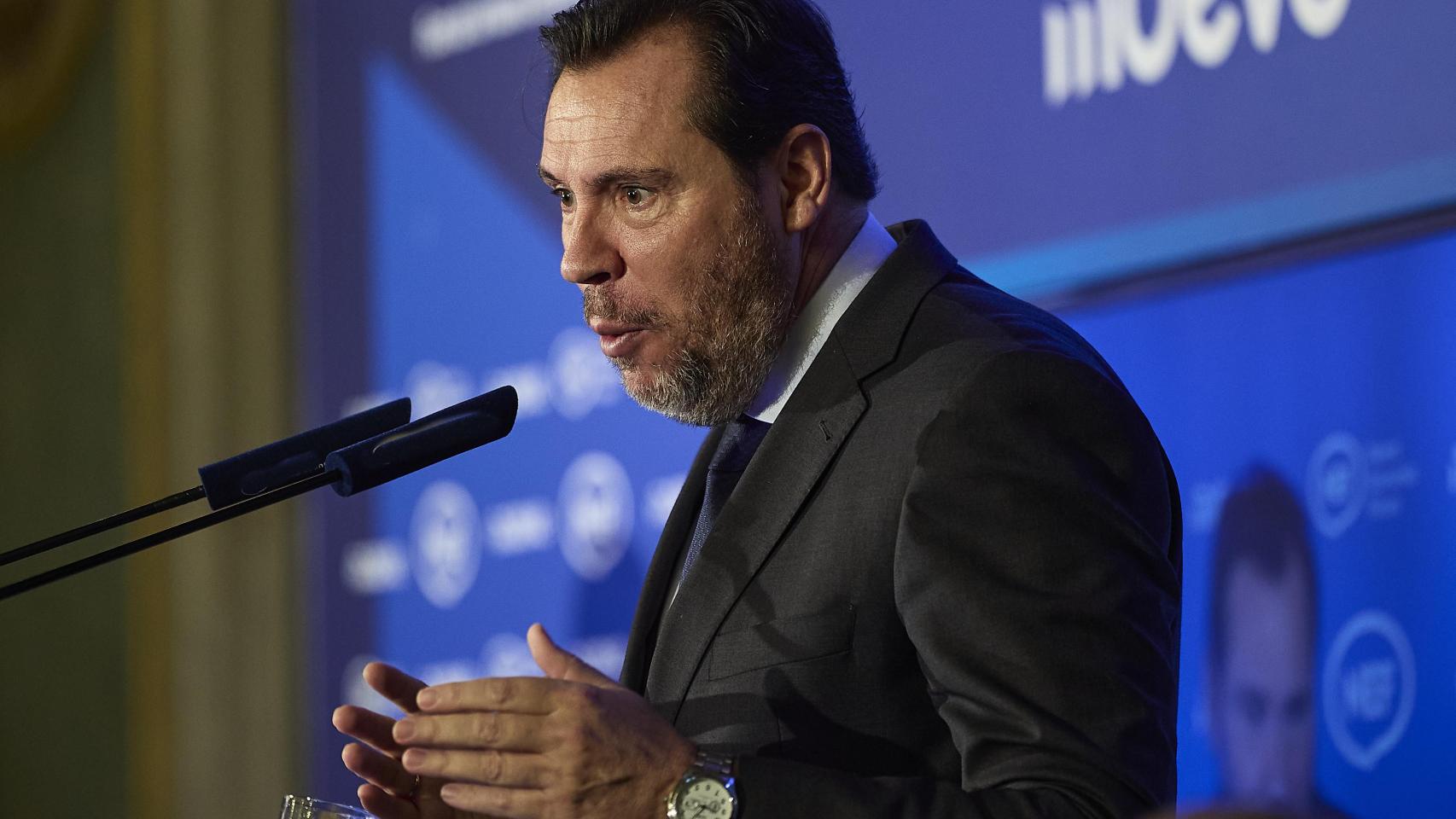 El ministro de Transportes y Movilidad Sostenible, Óscar Puente, durante un desayuno informativo.