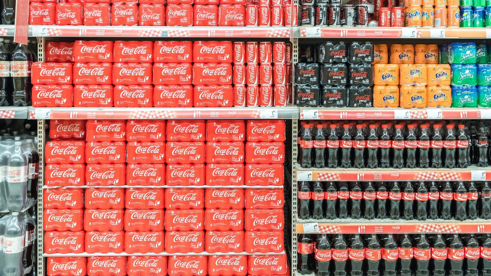 El interior de una tienda con varios productos de Coca-Cola.