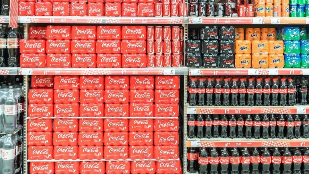 El interior de una tienda con varios productos de Coca-Cola.