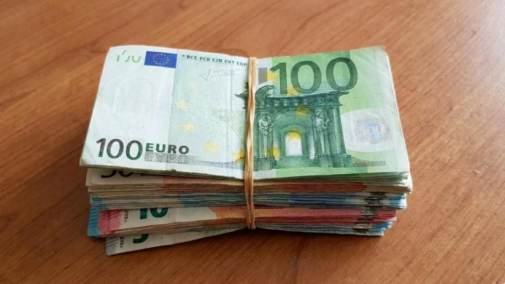 Fajo de billetes generado por IA