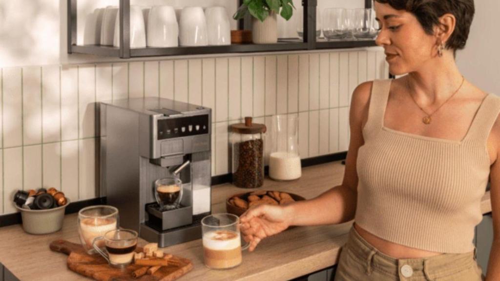 Es de las pocas cafeteras espresso que puedes utilizar con café molido y cápsulas, de Cecotec y con descuentazo