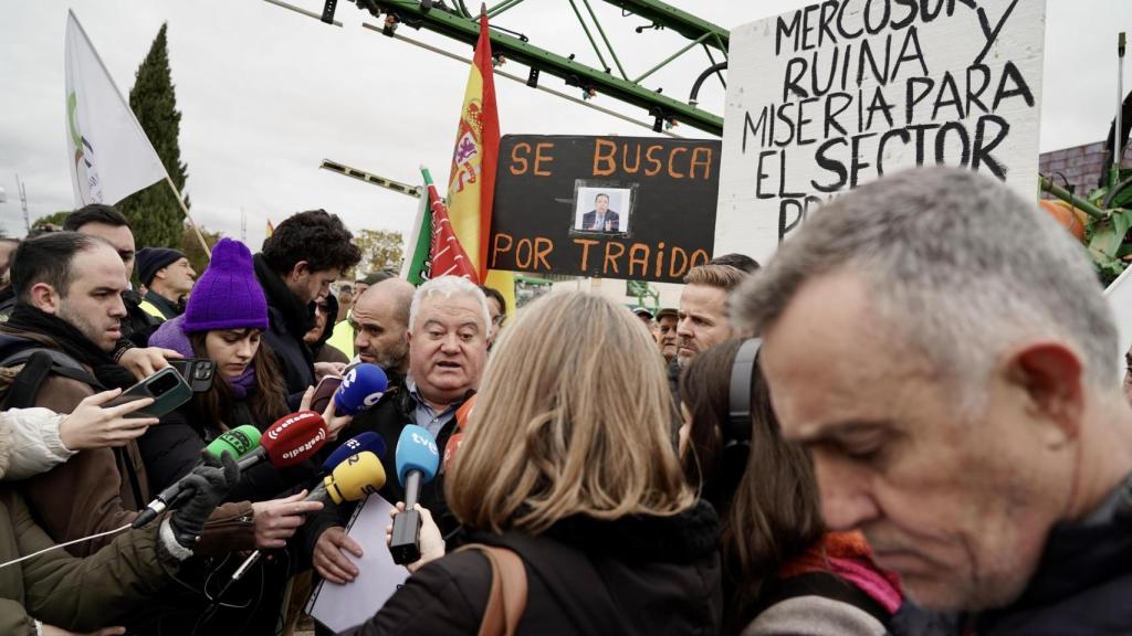 El presidente de la Unión Nacional de Asociaciones del Sector Primario Independientes (Unaspi), Miguel Ángel Aguilera, en las protestas frente a las Cortes