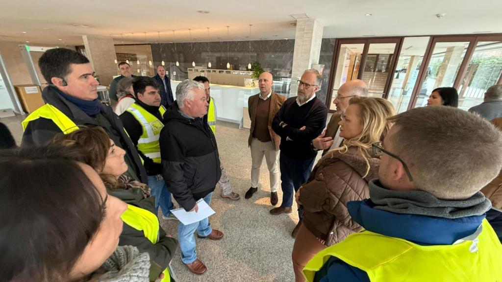 Carlos Pollán y procuradores de Vox reciben en las Cortes a los representantes de Unaspi