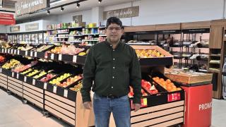 Carlos Mejía, en el supermercado de la calle Juan de Padilla, en Burgos