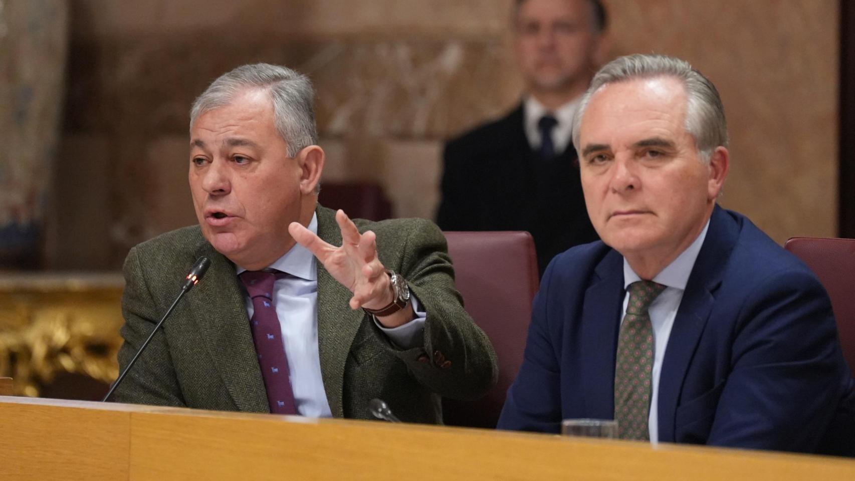 Imagen del alcalde de Sevilla, José Luis Sanz, y el delegado de Haciendo, Juan Bueno.