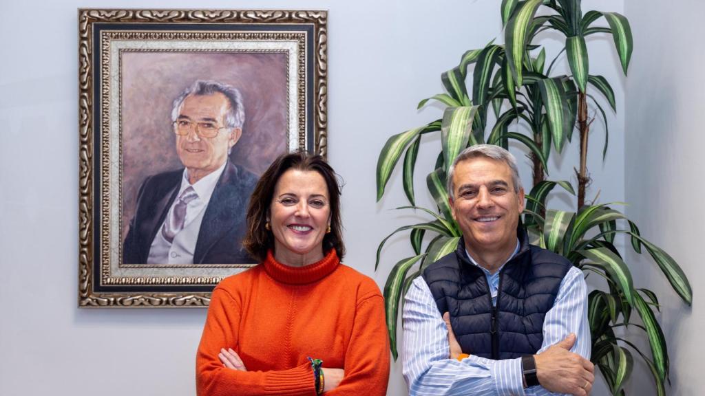 Los hermanos Rodríguez junto a un retrato de su padre, fundador de Anro.