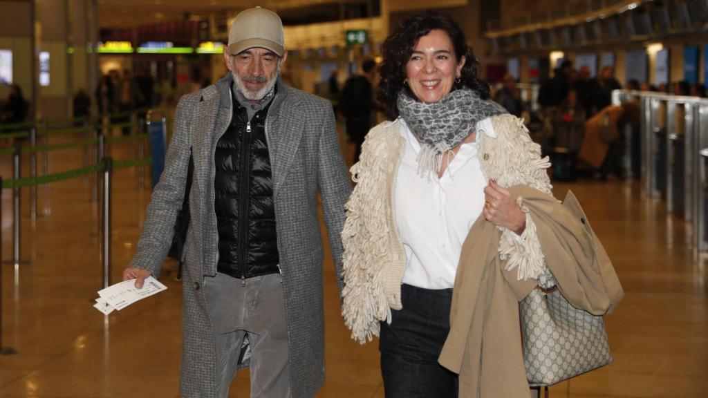 Imanol y su flamante esposa en el aeropuerto de Madrid, hace unas horas.