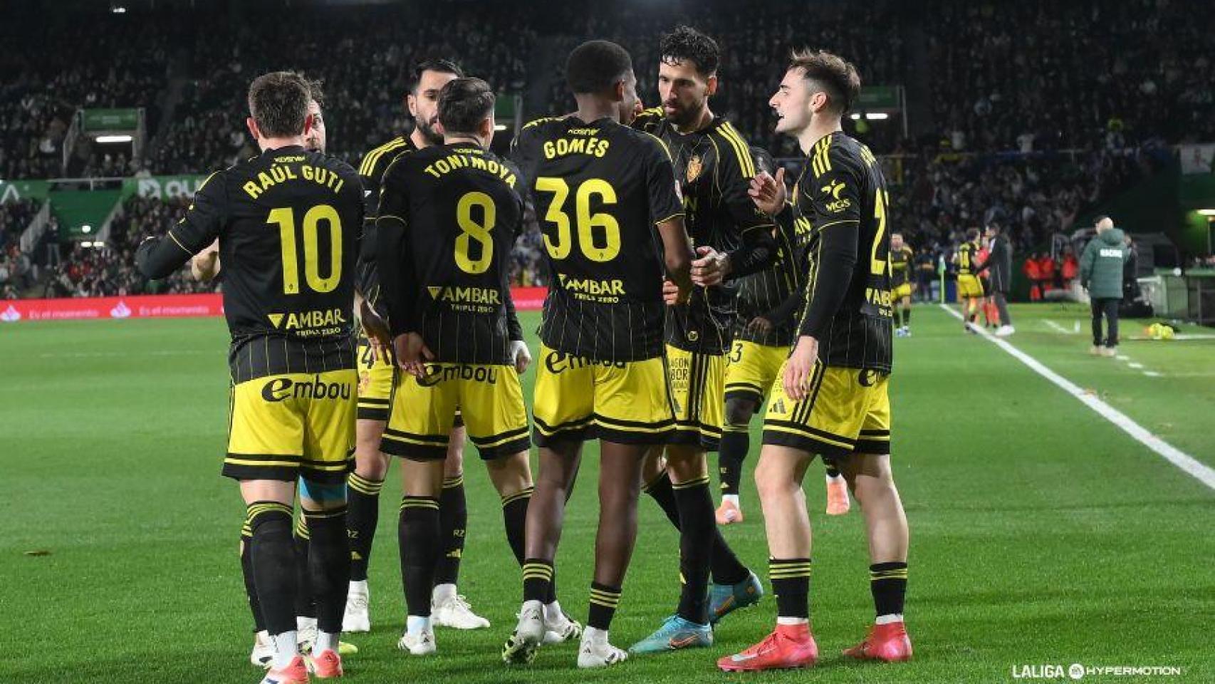 El Real Zaragoza celebra un gol ante el Racing de Santander.