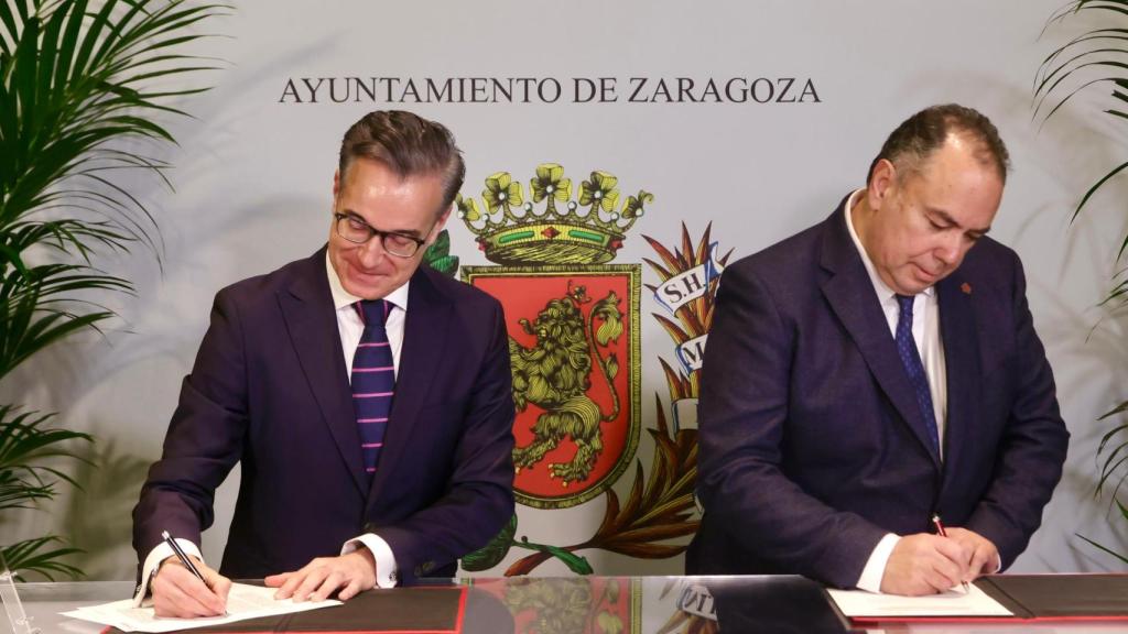 La firma del convenio esta mañana en el Ayuntamiento de Zaragoza.