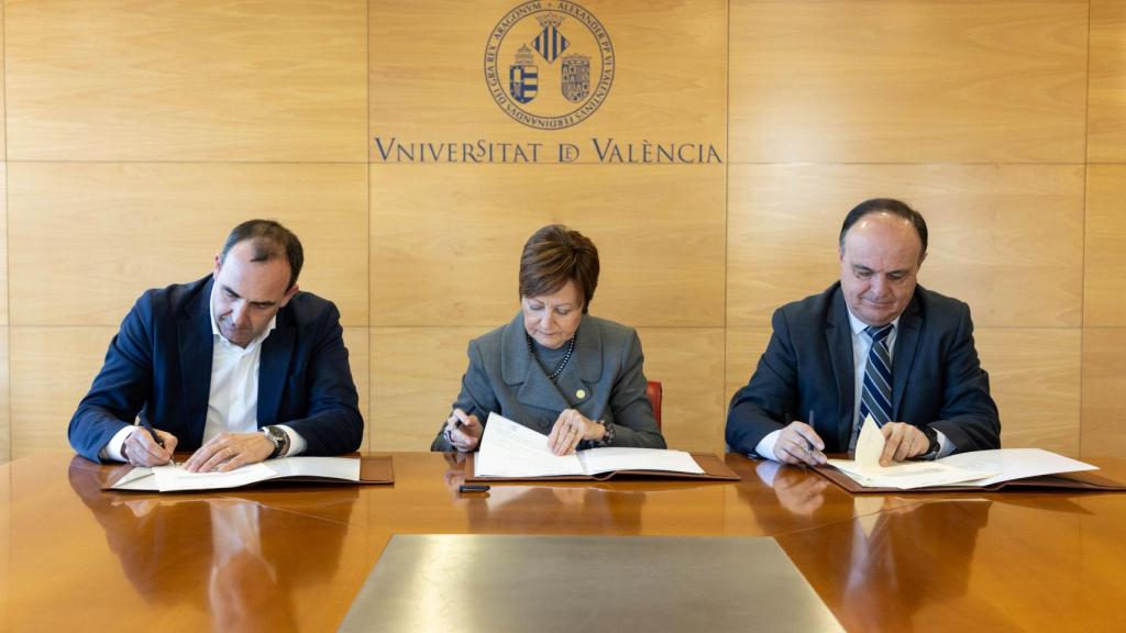 Rectora de la UV, María Vicenta Mestre, DG de Facsa, Jose Claramonte y DG Sitra, Ricardo Saez