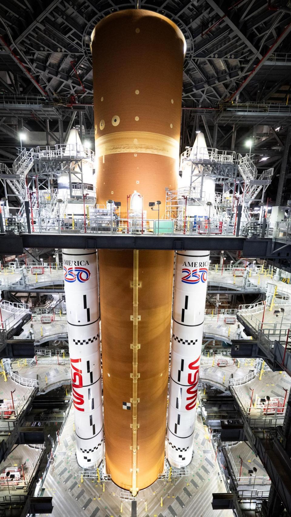Cohete SLS en el edificio de ensamblaje