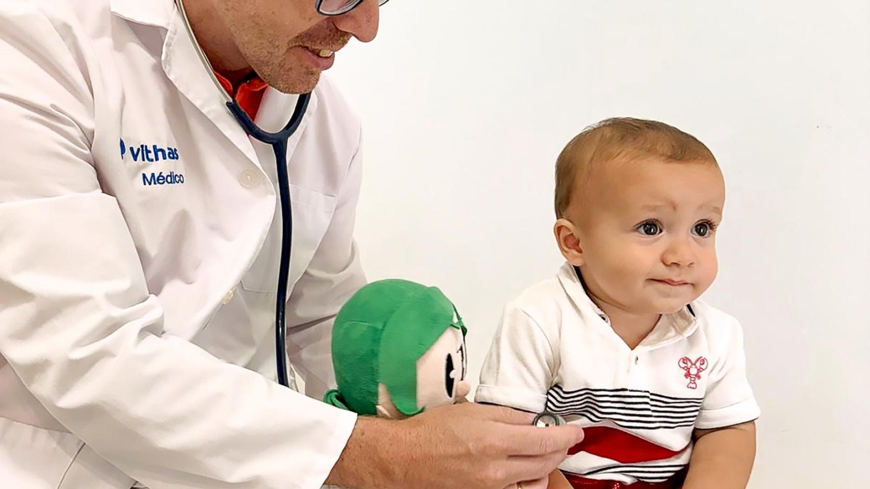 El jefe del Servicio de Pediatría del Hospital Vithas Xanit con un paciente.