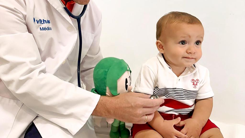 El jefe del Servicio de Pediatría del Hospital Vithas Xanit con un paciente.