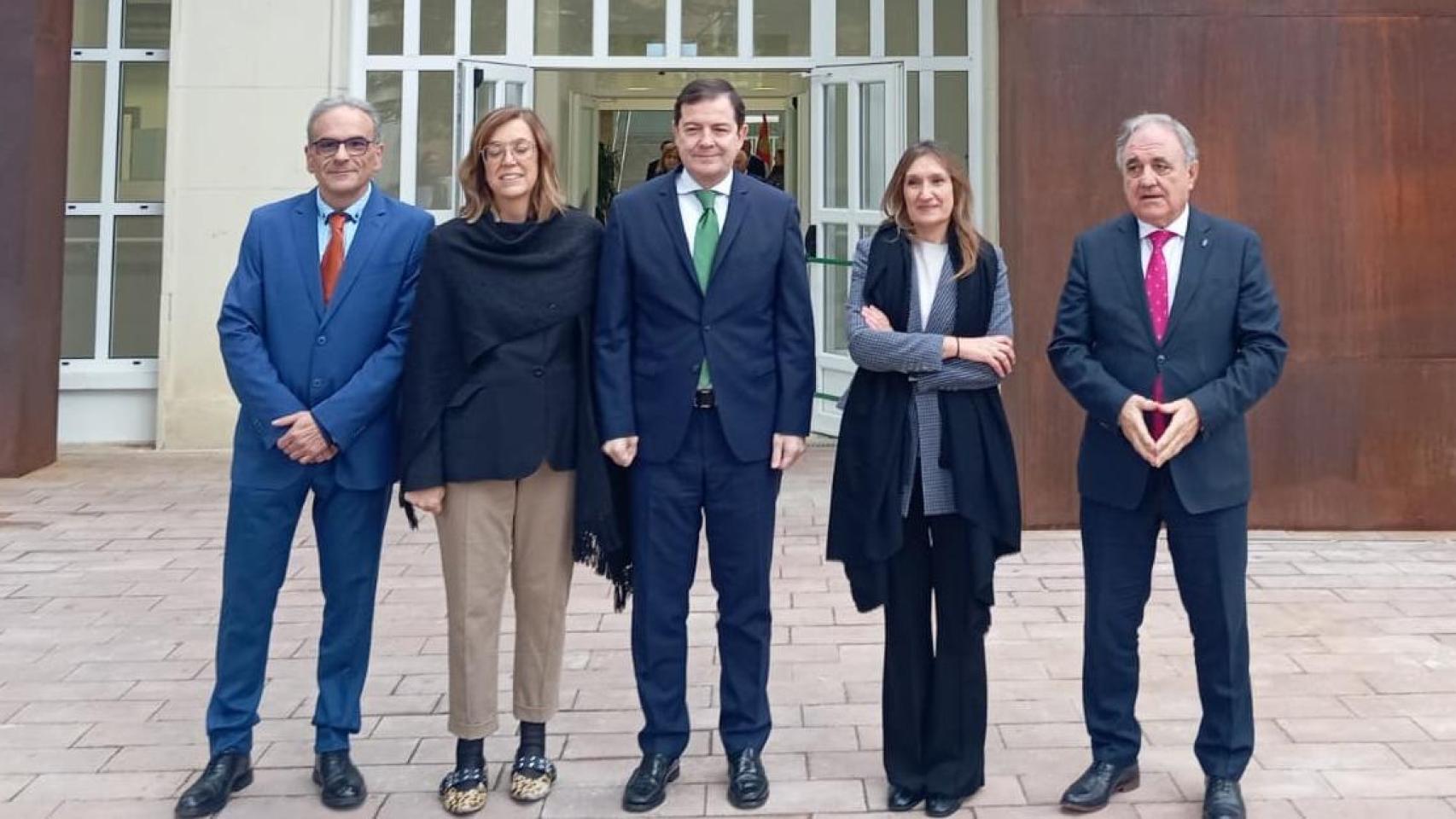 El presidente de la Junta de Castilla y León, Alfonso Fernández Mañueco, durante su visita a la Escuela de Enfermería de Palencia, este jueves