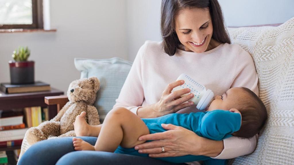 Un bebé toma el biberón