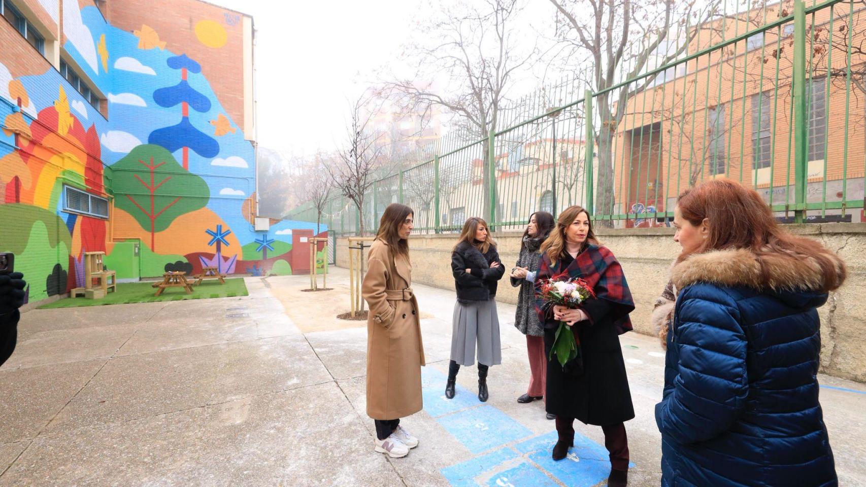 La alcaldesa de Zaragoza ha visitado este jueves el colegio Marcos Frechín, en el distrito de Las Fuentes.