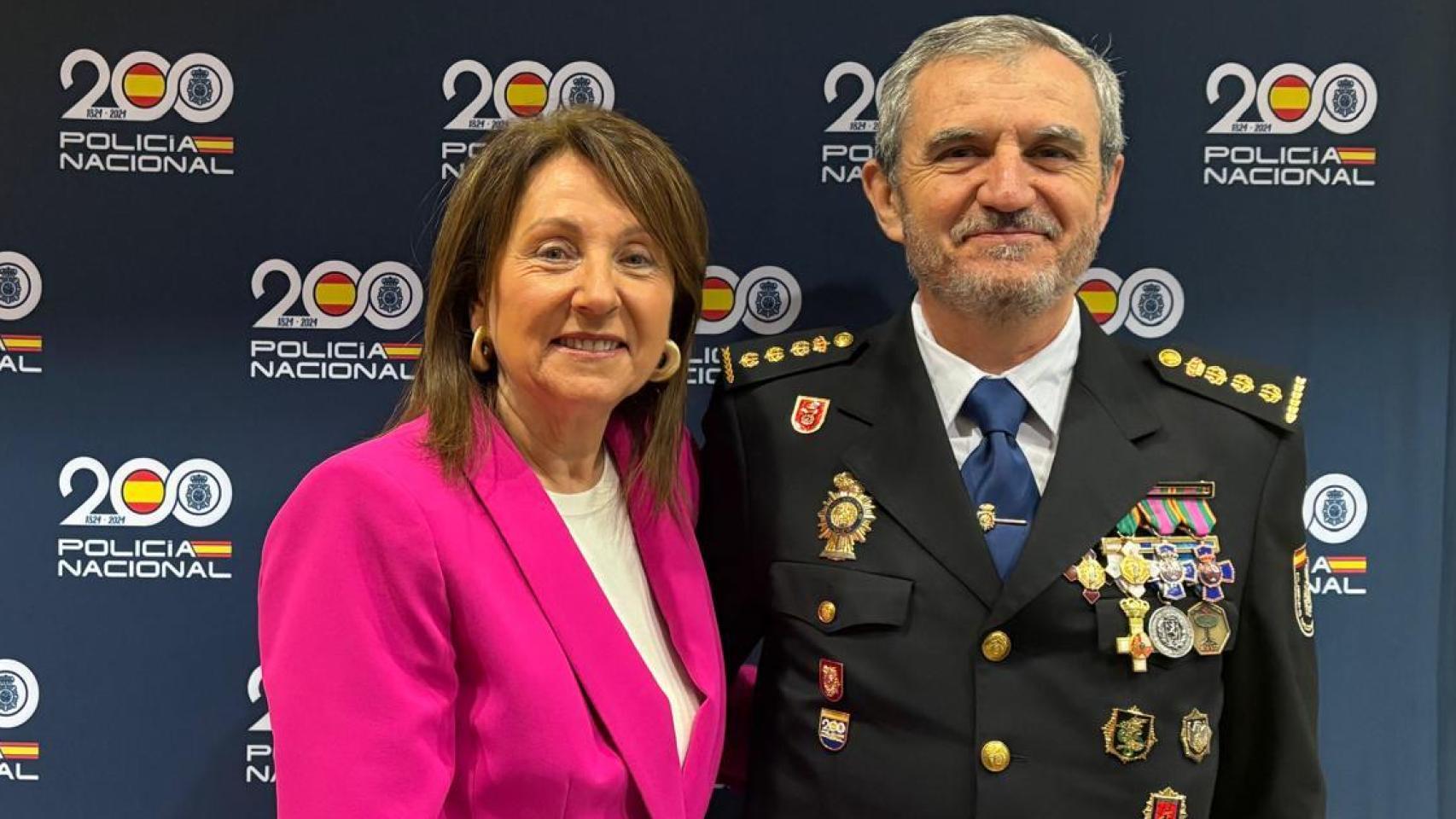 La directora gerente del Banco de Sangre y Tejidos de Aragón, Rosa Plantagenet-Whyte, y el Comisario Provincial de Zaragoza de la Policía Nacional, Javier Abadía Tirado.