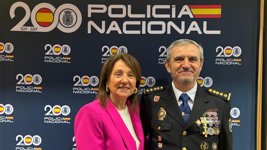 La directora gerente del Banco de Sangre y Tejidos de Aragón, Rosa Plantagenet-Whyte, y el Comisario Provincial de Zaragoza de la Policía Nacional, Javier Abadía Tirado.