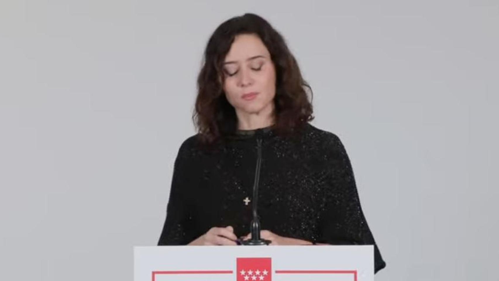 Isabel Díaz Ayuso atiende a los medios durante la presentación de la exposición de Covadonga S. Leyva.