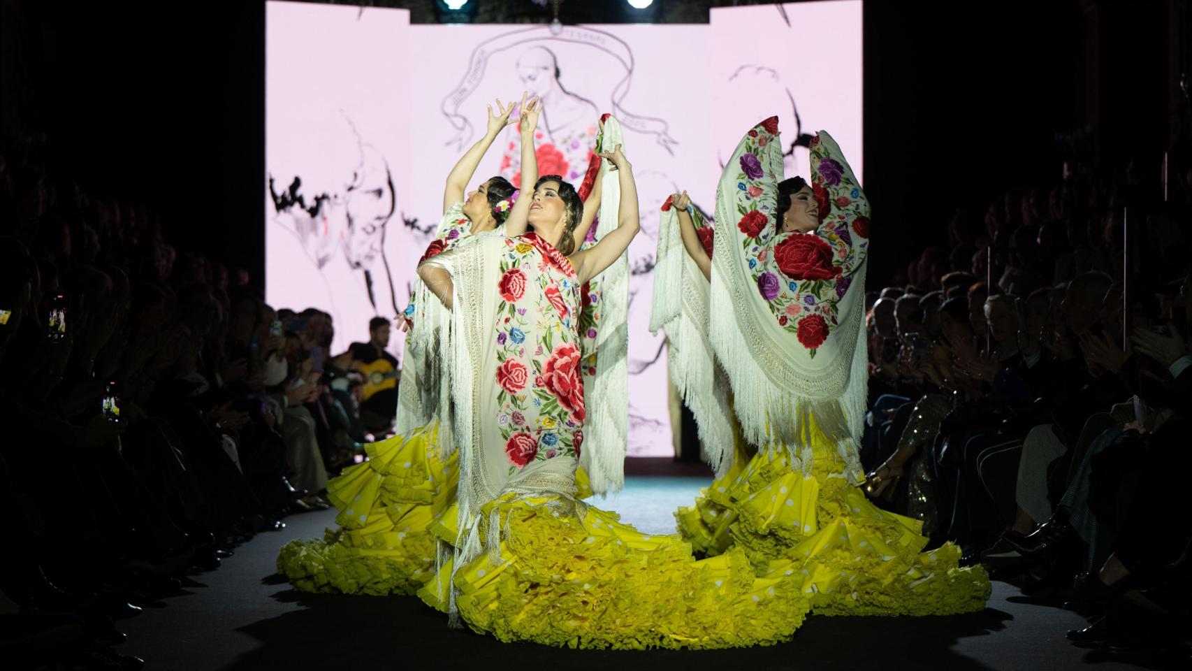 Imagen del desfile de Mantones Foronda.