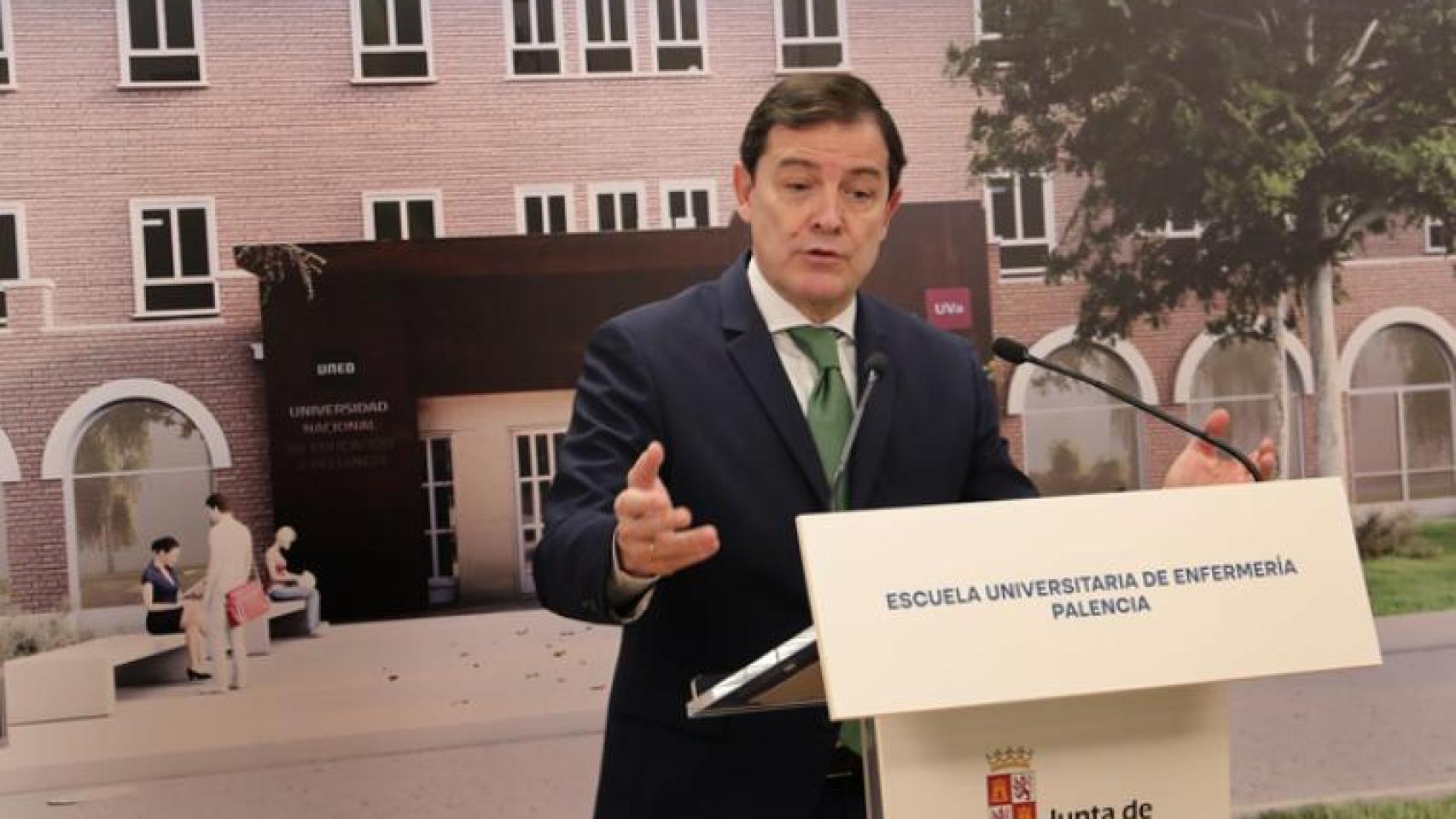 El presidente de la Junta de Castilla y León, Alfonso Fernández Mañueco, durante su visita a la Escuela de Enfermería de Palencia, este jueves