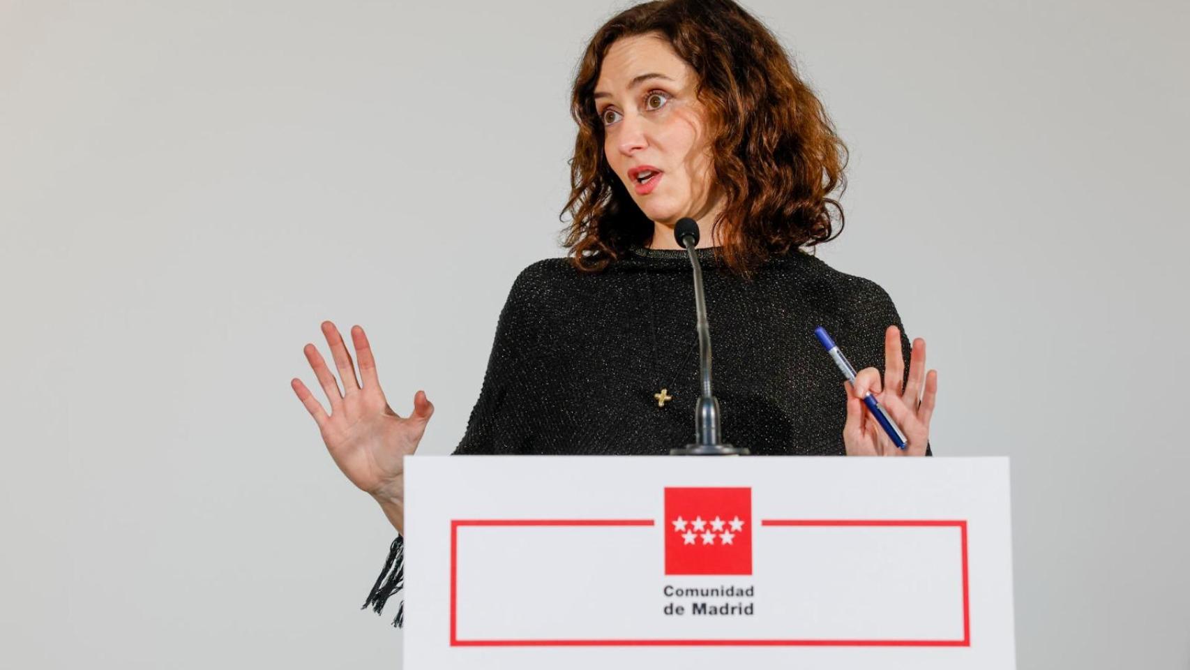 Isabel Díaz Ayuso atiende a los medios durante la presentación de la exposición de Covadonga S. Leyva.