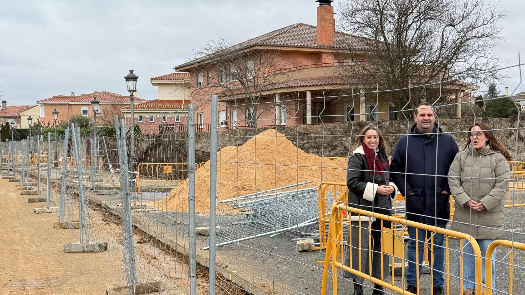 El alcalde de Santa Marta, David Mingo, y las concejalas Marta Labrador y Soraya Sánchez