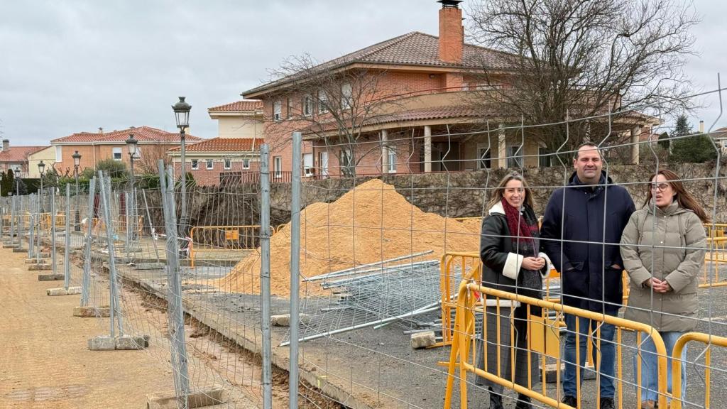 El alcalde de Santa Marta, David Mingo, y las concejalas Marta Labrador y Soraya Sánchez