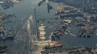 Vista panorámica del puerto de Ámsterdam, del que los ganaderos dicen que es un coladero de productos que no cumplen el estándar europeo.