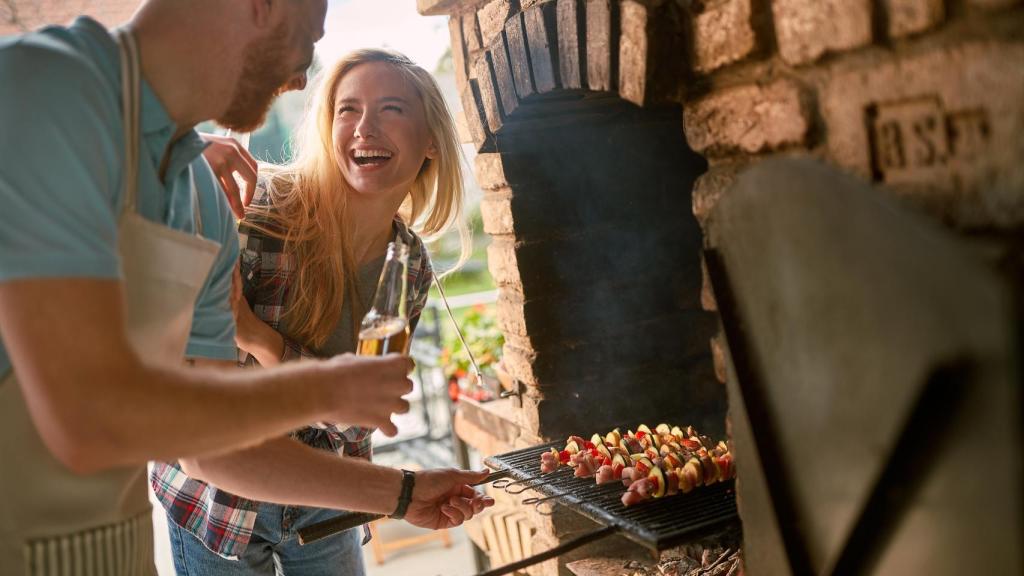 Un grupo de amigos celebrando una barbacoa