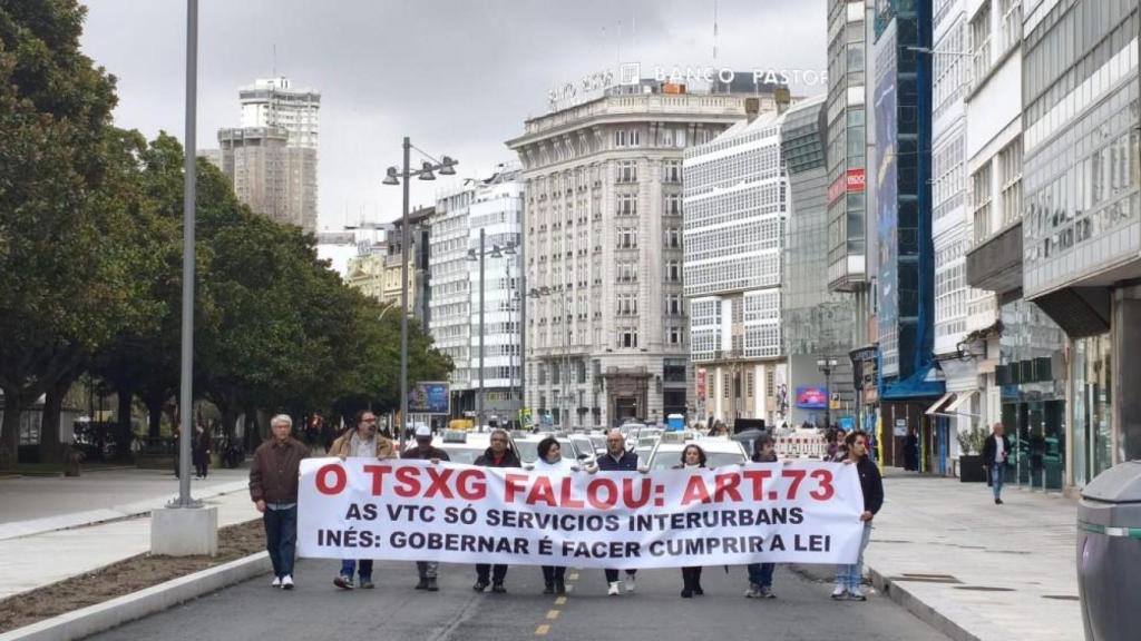 Taxistas avanzan a pie por la Marina reclamando al Gobierno local una solución por el servicio de VTC.