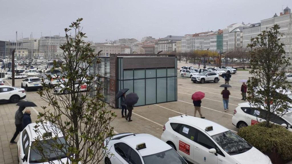 Taxis aparcados en O Parrote al final de la protesta de esta semana en A Coruña.