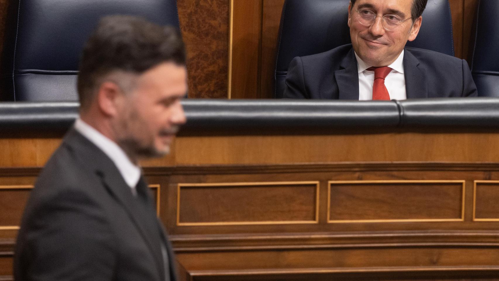 Gabriel Rufián ante José Manuel Albares este jueves en el Congreso.
