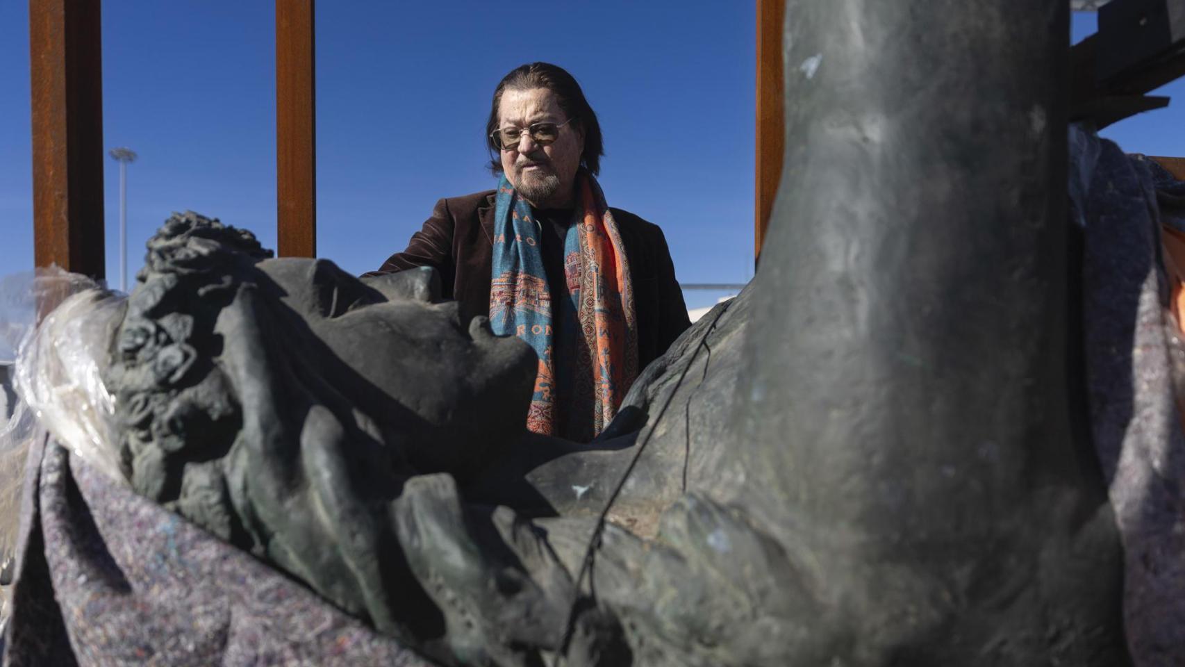 El artista Ginés Serrán posa con la estatua de Venus. Foto: EFE/Jorge Zapata.