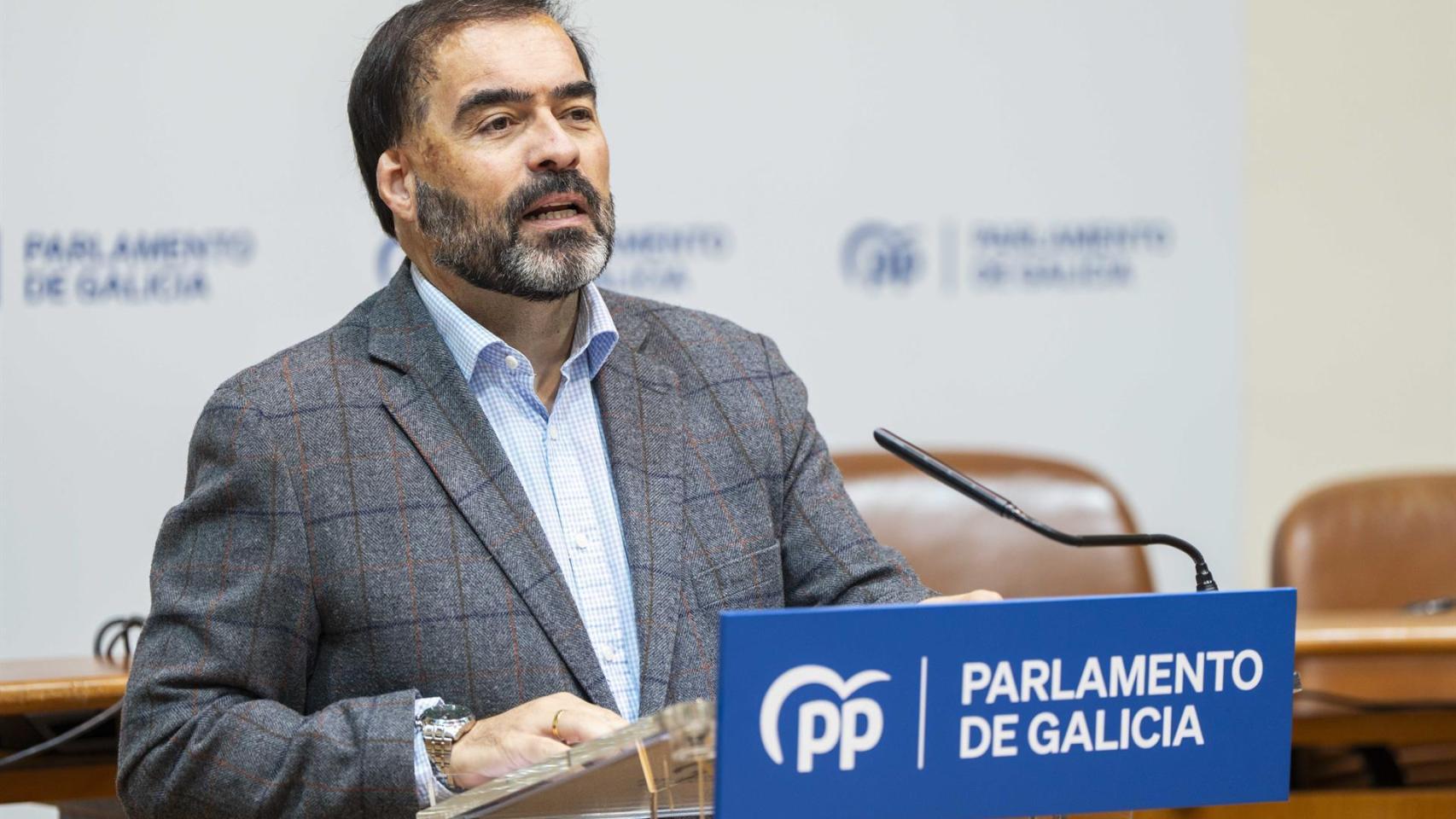 El portavoz del PPdeG en el Parlamento, Alberto Pazos Couñago, en rueda de prensa.