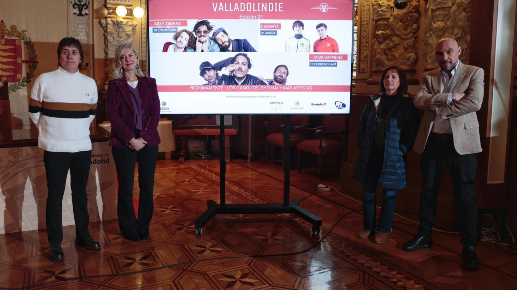 La concejala de Educación y Cultura, Irene Carvajal, ha presentado hoy en Salón de Recepciones de la Casa Consistorial la 31ª edición de Valladolindie acompañada por Roberto Terne, organizador del ciclo musical; María José Pozo, técnico de actividades culturales del Centro Buendía de la Universidad de Valladolid y Antonio Ruiz, gerente de Palausa Centro.
