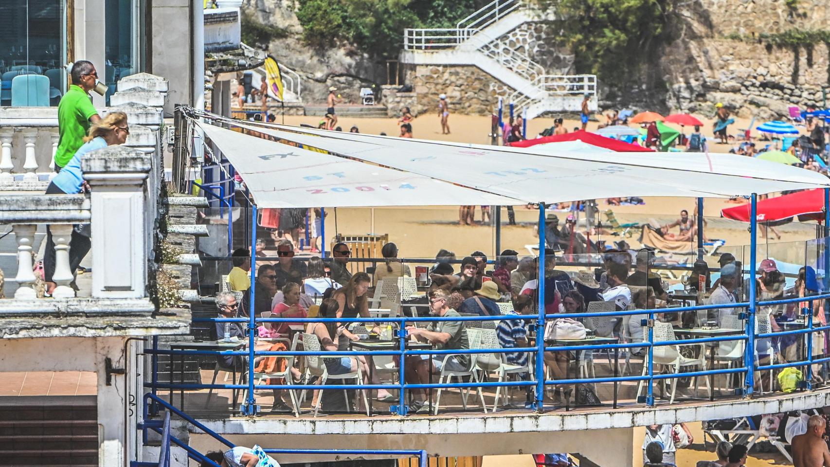 Turistas en la terraza de un restaurante en la Primera playa de El Sardinero, a 10 de agosto de 2025, en Santander, Cantabria (España).