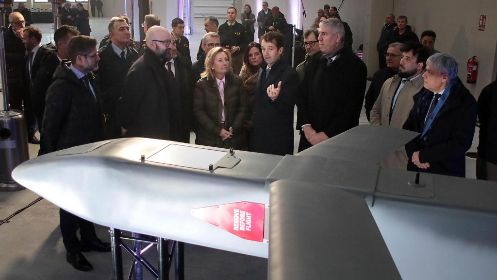 La secretaria de Estado de Defensa, Amparo Valcarce, visita las instalaciones de la futura fábrica de vehículos aéreos no tripulados de Indra Group acompañada por el presidente ejecutivo, Ángel Escribano, y el consejero delegado, José Vicente de los Mozos, este jueves