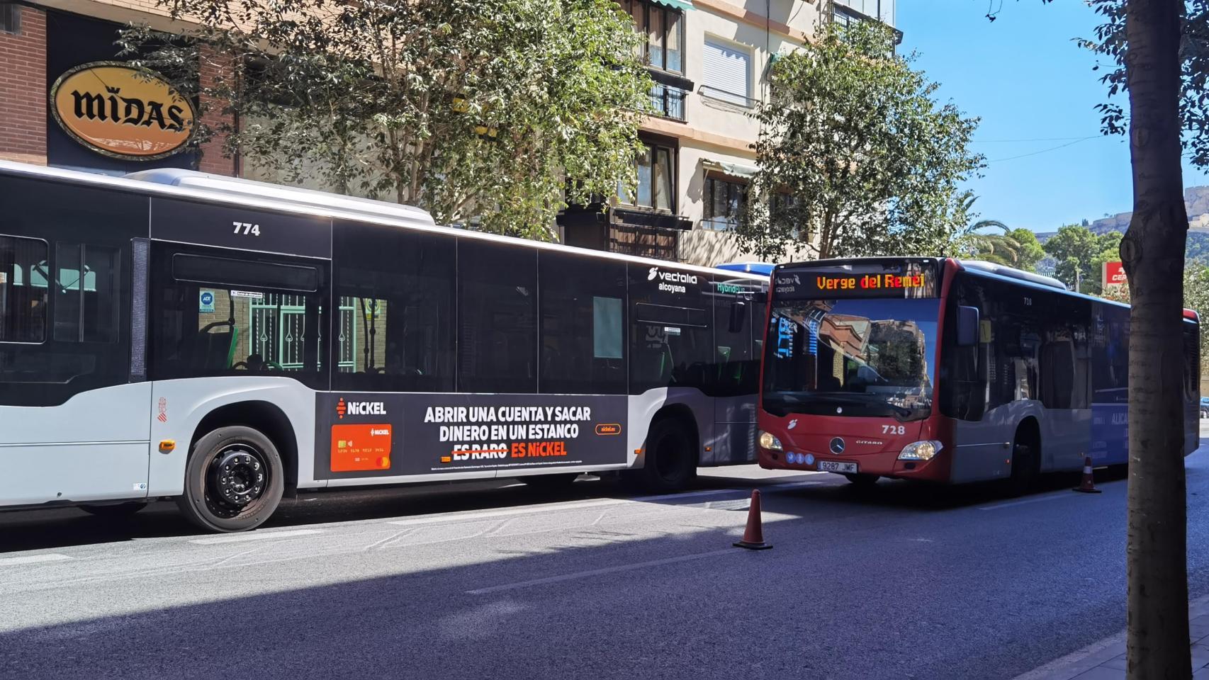 Dos autobuses urbanos en la ciudad de Alicante.