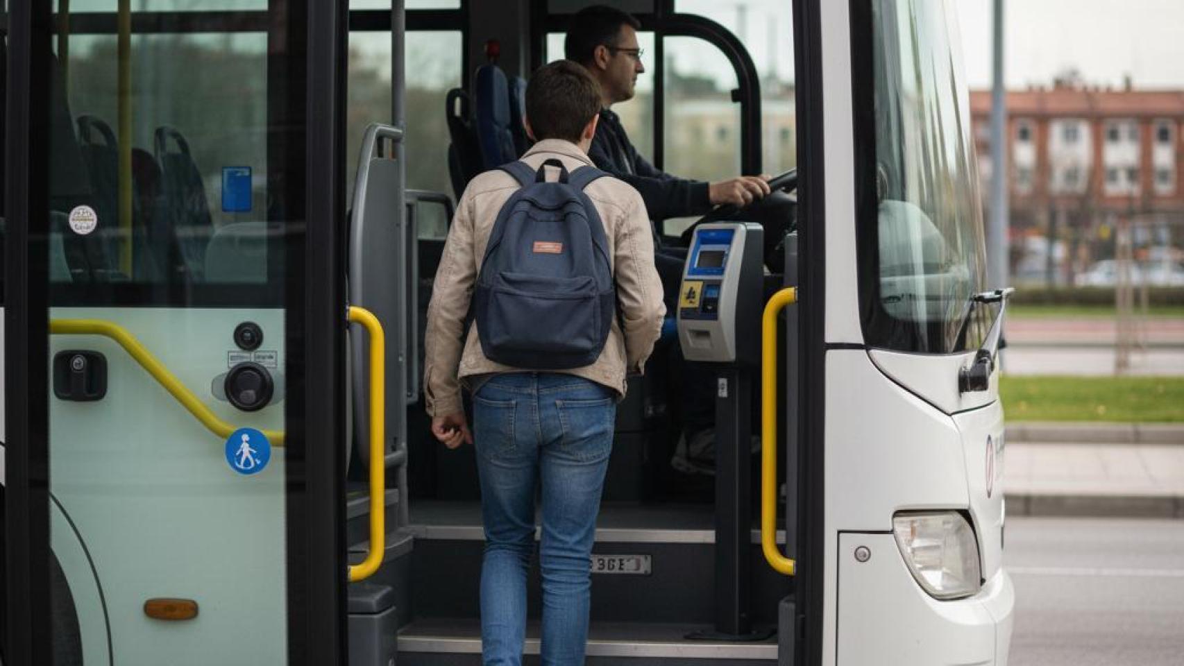 Una persona subiendo a un autobús.