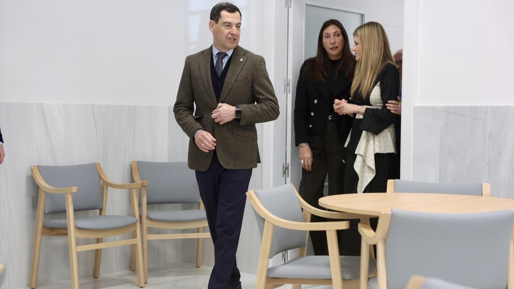 El presidente de la Junta, Juanma Moreno, visita las instalaciones del centro de día de Párkinson Bahía de Cádiz.