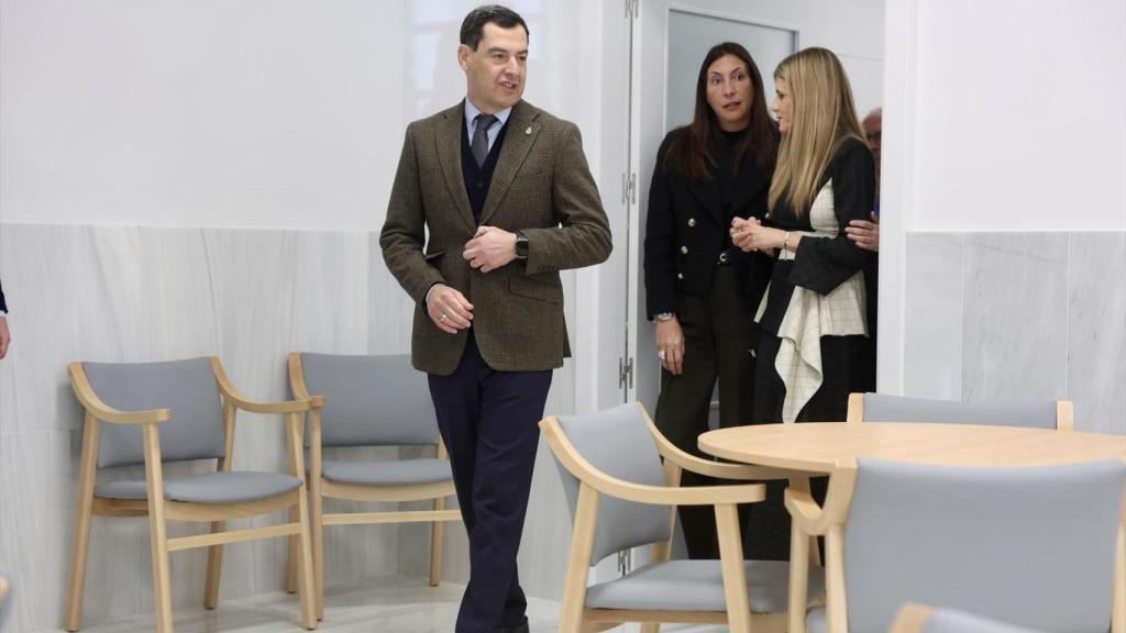 El presidente de la Junta, Juanma Moreno, visita las instalaciones del centro de día de Párkinson Bahía de Cádiz.