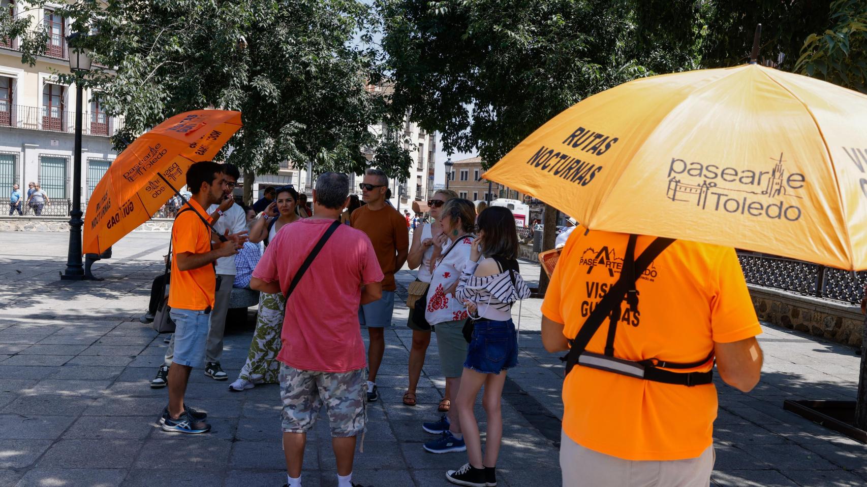 Imagen de archivo de los free tour en la plaza de Zocodover, con paraguas llamativos y camisetas serigrafiadas, ahora prohibidas.