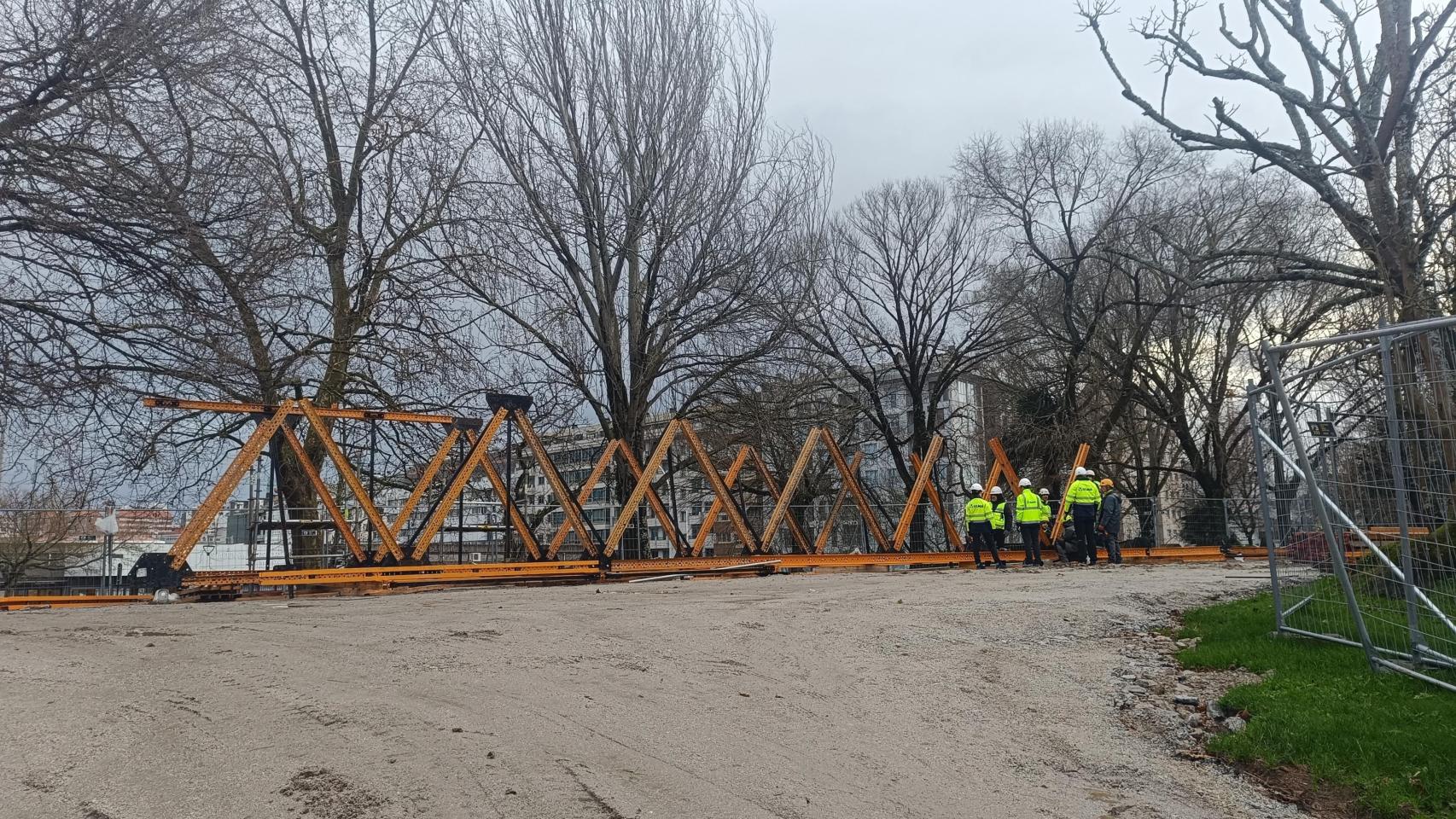 Comienza en A Coruña el montaje de la pasarela provisional entre estaciones sobre Alfonso Molina