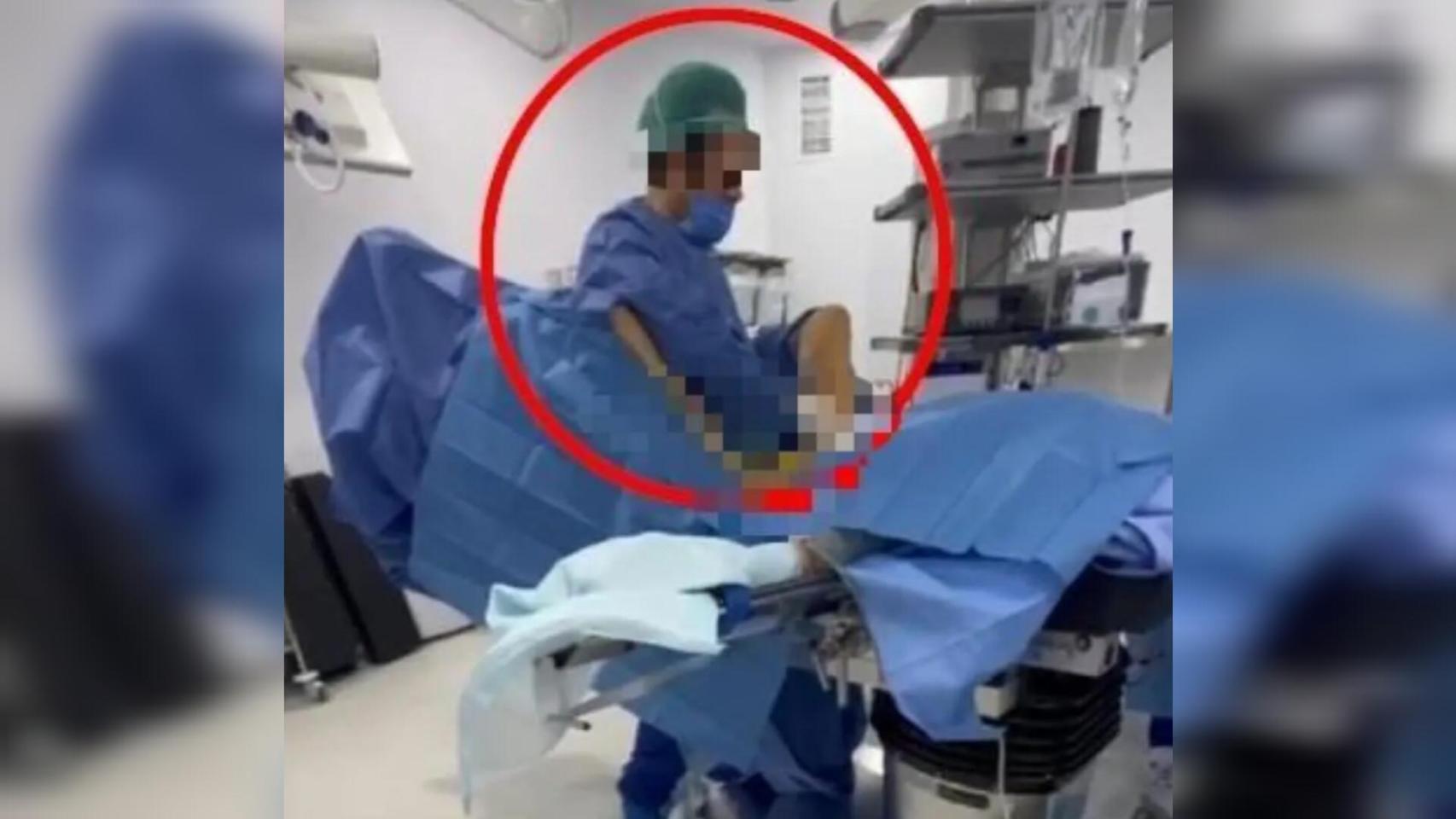 El doctor David en una de las operaciones estéticas bajo sospecha de la Policía Nacional.