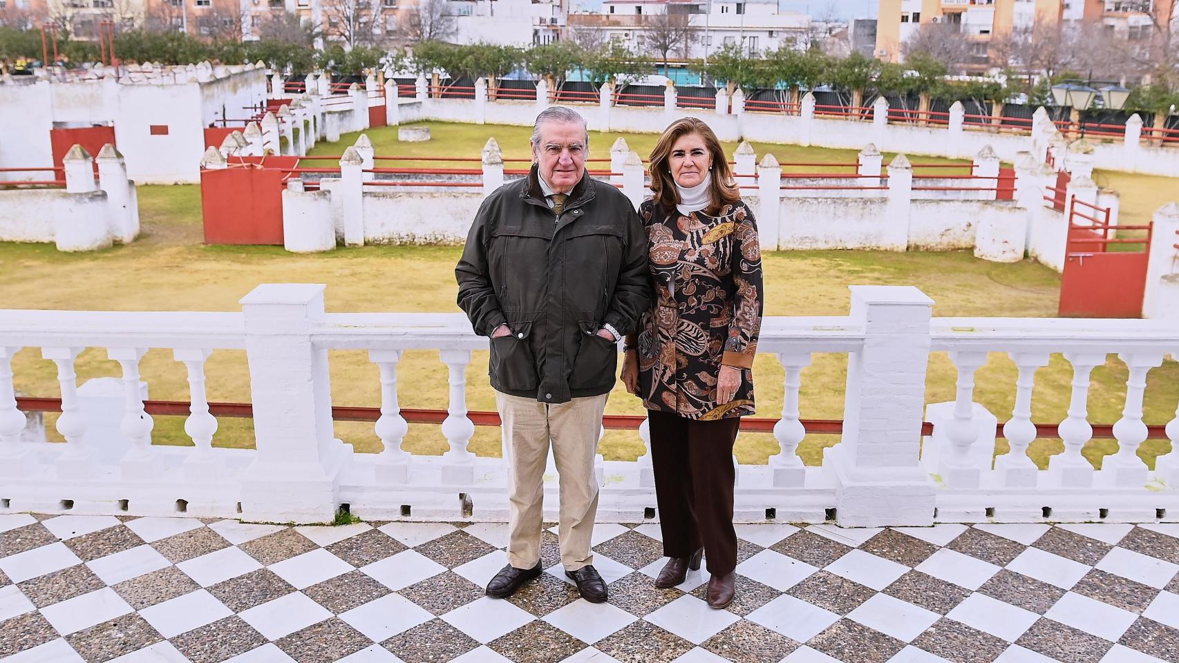 Lola y Daniel, la familia que ha recuperado la centenaria Venta de Antequera, posa para la entrevista a EL ESPAÑOL de Sevilla.