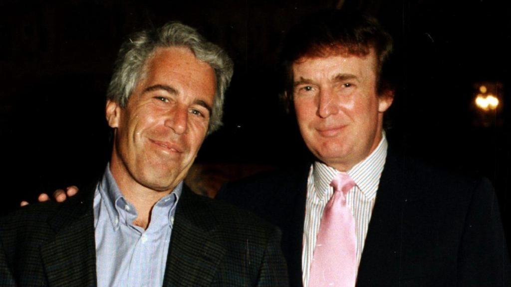 Jeffrey Epstein, acusado de tráfico y abuso sexual de menores, y Donald Trump, antes de ser Presidente de EE. UU.