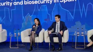 La ministra de Defensa, Margarita Robles, junto al presidente de Indra, Ángel Escribano